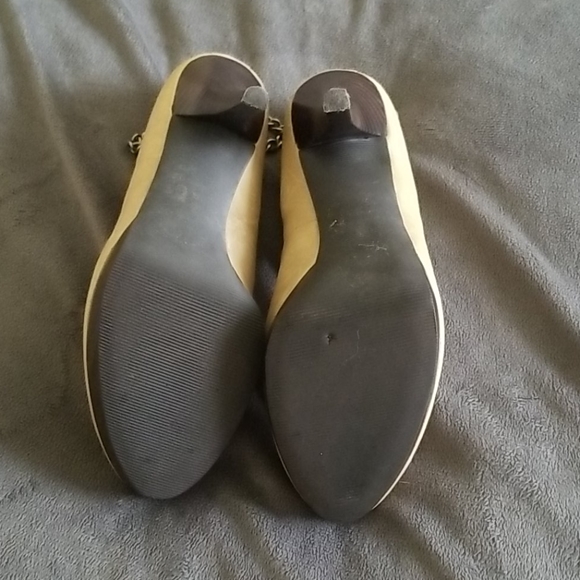 Tan Guess Seeri Chain Stiletto Pumps Size 7.5 - Picture 7 of 9